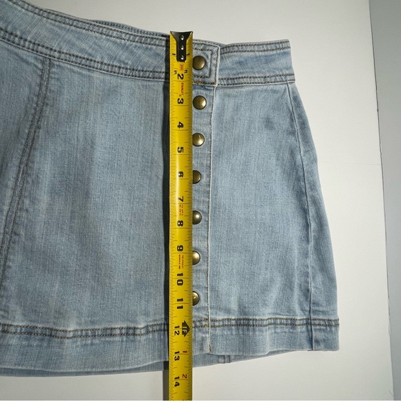 Free People Faded Denim Mini Skirt w/ 7 Snaps on Front Size 2 - Picture 7 of 7
